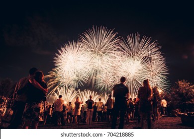 Gente viendo fuegos artificiales Foto de stock