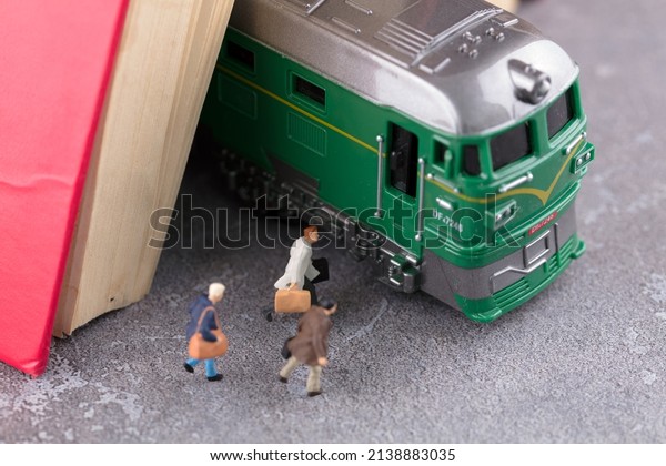 People who run out of the train and catch\
the car in the miniature creative\
book
