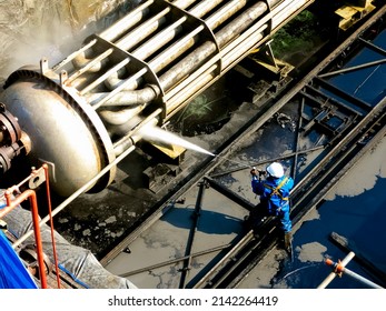 People Are Working On High-pressure Water Machines To Wash Away The Impurities Of Petrochemical Equipment.