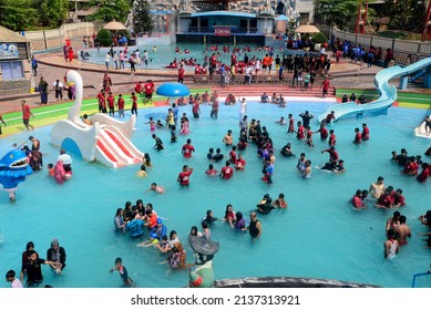 Peoples Enjoy A Ride At Dream Holiday Park In Narsingdi District Outskirts Of Dhaka, Bangladesh, On March 17, 2022 