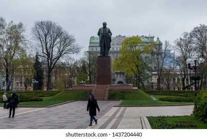 Pepole Are Walking On The Way In Tarasa Shevchenko Park (Kyiv Kiev Ukraine 12.04.2019 14:49:17) 