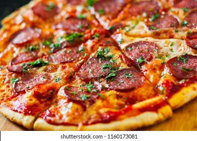 Pepperoni Pizza mit Mozzarella-Käse, Salami, Tomaten, Pfeffer, Gewürze und frischer Basilikum. Italienische Pizza