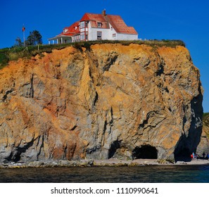 PERCE QUEBEC CANJADA 08 20 2012: Laval University International Summer House In Front The Perce Rock