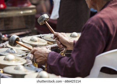 percussion instrument consisting of small gongs of different pitches strung together in a semicircle