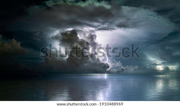 The perfect\
mushroom cloud storm over the\
sea