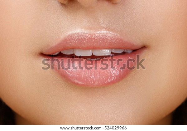 完璧な自然の唇のメイク 美しい女性の口を持つマクロ写真の接写 口元が丸い 面の詳細を接写します きれいな肌 軽い新鮮な唇のメイク 美しい温泉の優しい唇 の写真素材 今すぐ編集