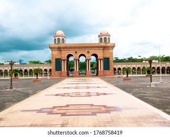 Perfect Phonegrapy, Samarinda, East Kalimantan. The Gate Of The Islamic Center. In The City Of Samarinda, East Kalimantan Province. Indonesia. This Photo Was Taken On The 17 May 2020. In Samarinda.