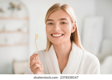 Sonrisa perfecta. Una Joven Joven Joven Feliz, Posando Con Dientes De Cepillo De Dientes Mirando A La Cámara En El Moderno Baño Interior. Rutina De Higiene Oral, Pasta De Dientes Y Productos De Salud Publicidad