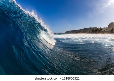 perfect surfing wave in hawaii