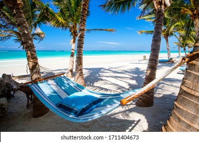 Playa tropical perfecta con palmeras y hamaca en Kenia África