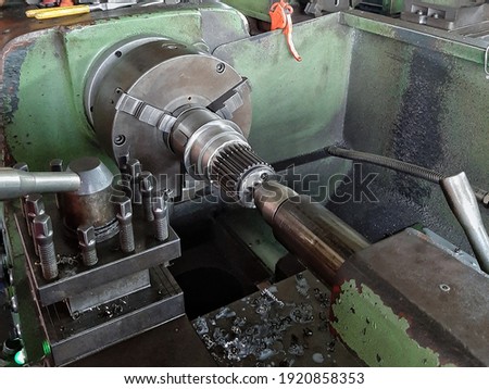 perform simple modify splitter gearbox shaft with turning machine. machining procees on the factory to modified splitter gearbox shaft with lathe and turning operation