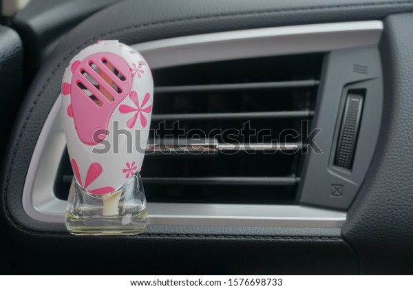 Perfume bottle of air-condition, Car perfume
Stuck on the air conditioner in the
car