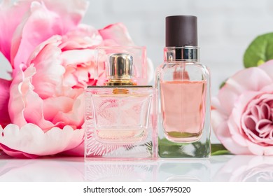 Parfümflaschen mit Blumen