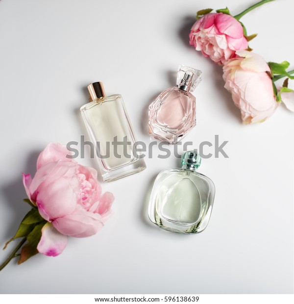 明るい背景に香水のボトルと花 香り 化粧品 香りの収集 フラットレイ の写真素材 今すぐ編集