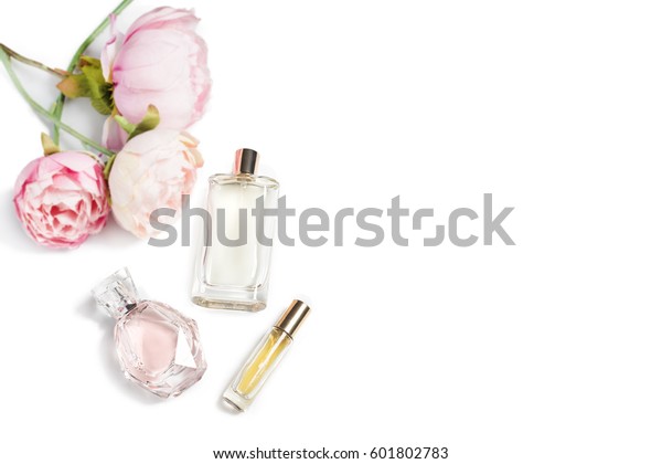明るい背景に香水のボトルと花 香り 化粧品 香りの収集 テキストの空き領域 の写真素材 今すぐ編集