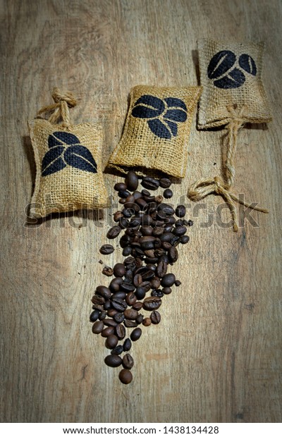 Perfume with coffee aroma, made from a bag\
filled with roasted coffee. This perfume can be used in cars,\
rooms, work rooms, living rooms or\
bathrooms.