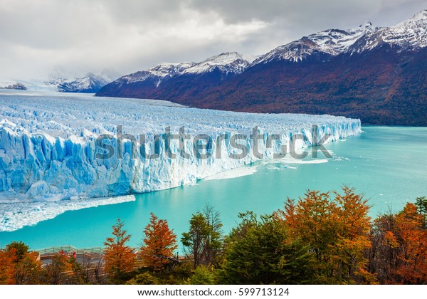El glaciar Perito Moreno es un glaciar ubicado en el Parque Nacional Los Glaciares, en la provincia de Santa Cruz, Argentina. Es uno de los atractivos turísticos más importantes de la Patagonia Argentina.