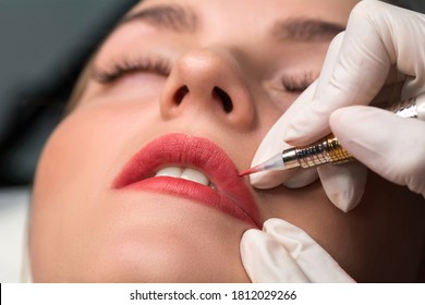 Permanent Make Up Procedure. Lip Makeup In Tattoo Salon.