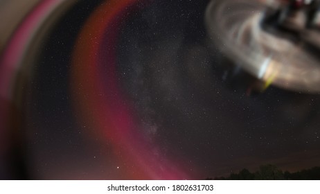 Die Perseid Meteor Dusche kann man am Sternenhimmel sehen. Im Vordergrund ist ein roter Lichtkreis