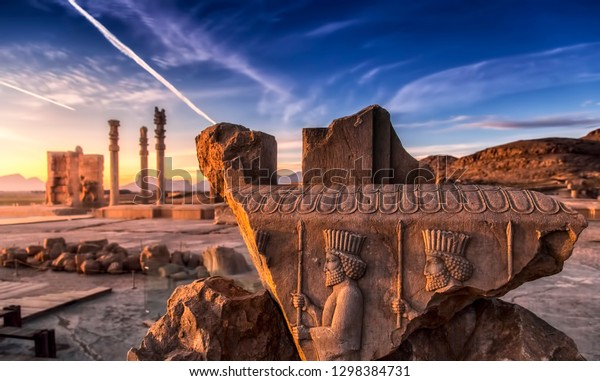 Персеполис (древнеперсидский: Парса) — церемониальная столица Ахеменидской империи (ок. 550—330 до н.э.). Он расположен в 60 км к северо-востоку от города Шираз в провинции Фарс, Иран.