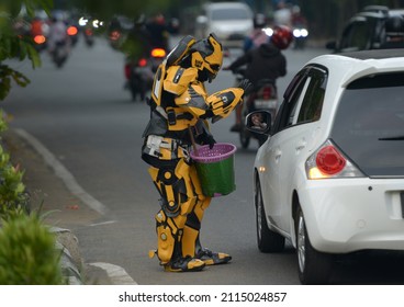 A Person In A Bumblebee Costume, Sings On The Side Of The Road In Pontianak, West Kalimantan, Saturday, January 29, 2022. Besides Being Unique, He Also Entertains Children.