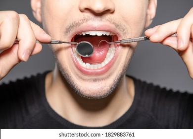 die Zahnhygiene in seinem Mund durch Kontrolle und Reinigung der eigenen Zähne mit medizinischen Geräten und Spiegeln