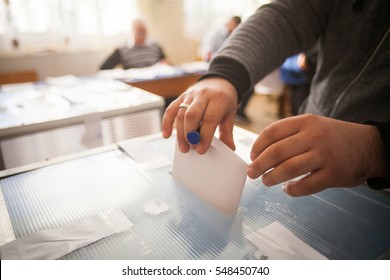 Eine Person nimmt ihre Stimme ab, während sie für Parlamentswahlen in einem Wahllokal in Bukarest, Rumänien, stimmt.