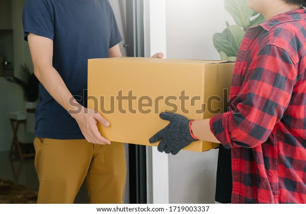 The person delivering the\
parcel delivers the parcel to the customer\'s home, the parcel\
delivery car