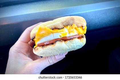 Person, die Frühstück Sandwich in Hand hält