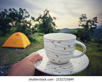 17,267 Person Holding A Cup Of Coffee At The Park Images, Stock Photos ...