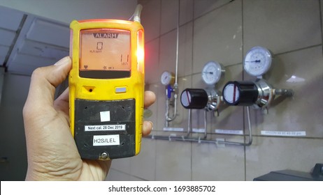 Personal H2S Gas Detector,Check Gas Leak. Safety Concept Of Safety And Security System On Offshore Oil And Gas Processing Platform, Hand Hold Gas Detector.