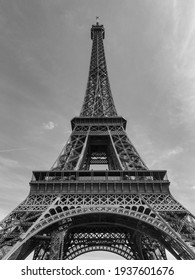 Perspective of the Eiffel Tower in black and white