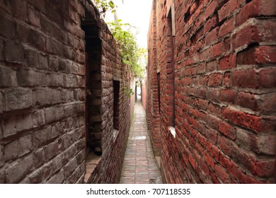 perspective view of narrow alley
