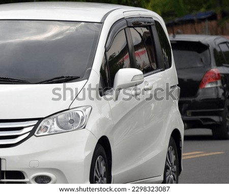 Perspective view of a white MPV car