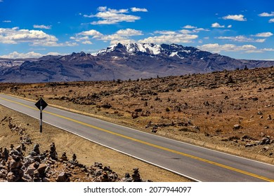 Perú, Región Arequipa. "Andes Lookout" (El Mirador de los Andes, también conocido como el Paso de Patapampa) se encuentra en el punto más alto de la carretera de Arequipa a Chivay