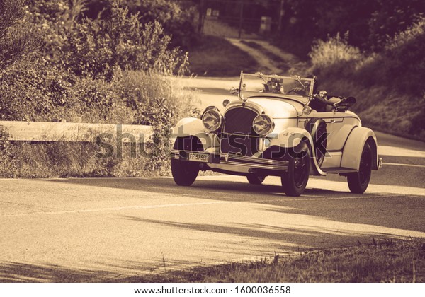 PESARO COLLE
SAN BARTOLO , ITALY - MAY 17 - 2018 : CHRYSLER 72 DE LUXE ROADSTER
1928 on an old racing car in rally Mille Miglia 2018 the famous
italian historical race
(1927-1957)
