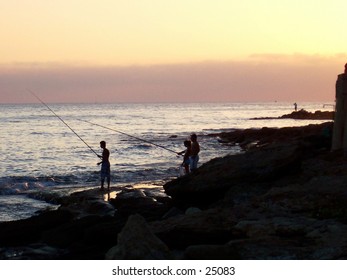 Pesca al tramonto, Marina di Ragusa, Sicilia. Sunset fishing, Marina di Ragusa, Sicily.