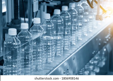 Die PET-Flaschen auf dem Förderband zur Abfüllung in der Trinkwasserfabrik. Die Spitzentechnologie der Herstellung von Plastikflaschen.