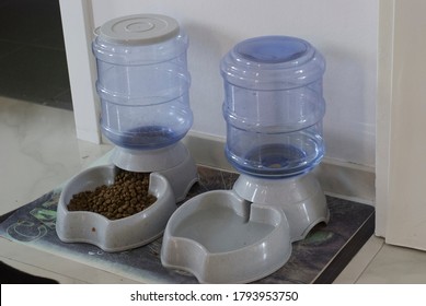 Pet water and dry food dispenser with automatic gravity refill 