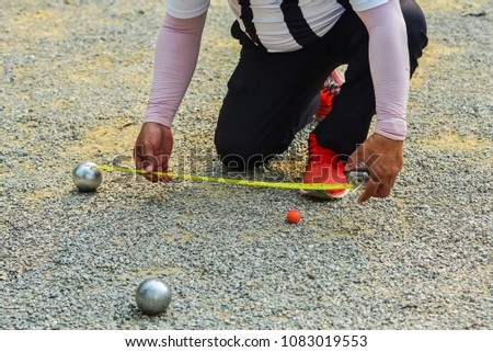 Petanque game,measuring the distance