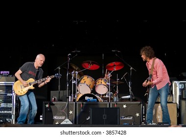 Peter Frampton onstage with fellow great guitarist Audley Freed during his 2007 Summer tour.