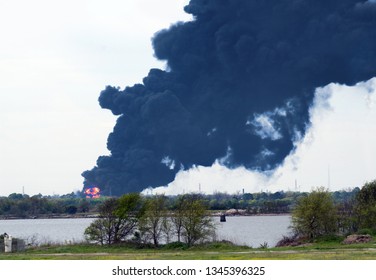  Petrochemical Fire. A Plume Of Smoke Rises From A Petrochemical Fire At The Intercontinental Terminals Company, In Deer Park, Houston, Texas, US