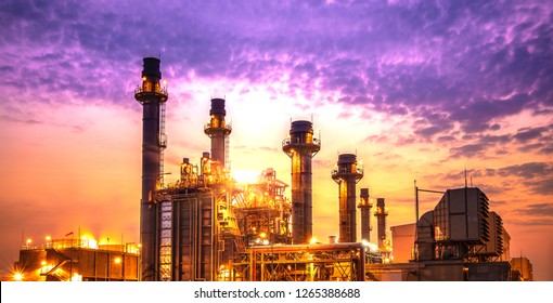 Petrochemie-Industriekraftwerk bei Sonnenuntergang und Sicht auf den Twilight-Himmel, Amata City Industrial Thailand