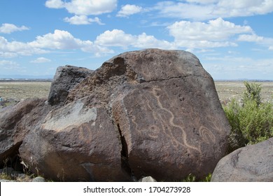 Petroglyph, 500-2,500 Years Old, On Boulder At Grimes Point, Public Trail On BLM Land In Northern Nevada.