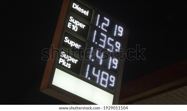 Petrol prices in Germany on a scoreboard for\
gasoline prices
