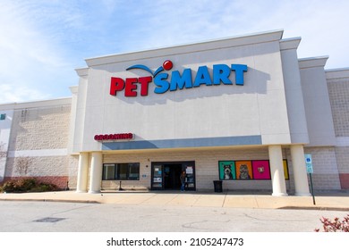 PETSMART Pet Store In Cherry Hill NJ 1-12-2022. Front Of A Pet Supplies Store.