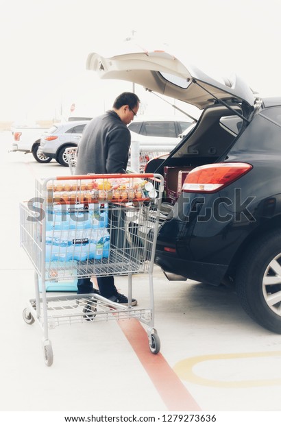 PFLUGERVILLE, TEXAS, USA-06 January 2019：The man\
put food stuff and purified water in the car after a Costco\
shopping spree