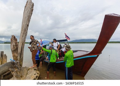 Phang Nga/THAILAND - Sep 29, 2017 : Local Guide People Help Tourists Get Off The Long Tail Boat At Banthadindeang Tourist Community Thai Mueang District, Phang Nga, Thailand