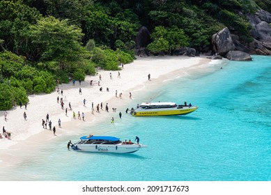 PHANG-NGA, Thailand-10 DECEMBER 2021 : Speed Boat  Dock At The Beach To Drop Traveler At Similan Island On Vacation, Thailand 
