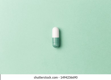 Pillen, Tabletten und Kapseln des Arzneimittels auf minzem Hintergrund. Draufsicht. Flat lay. Kopiert Platz. Medizinische Konzepte. Minimalistisches abstraktes Konzept. Neo-Minze-Farbe
